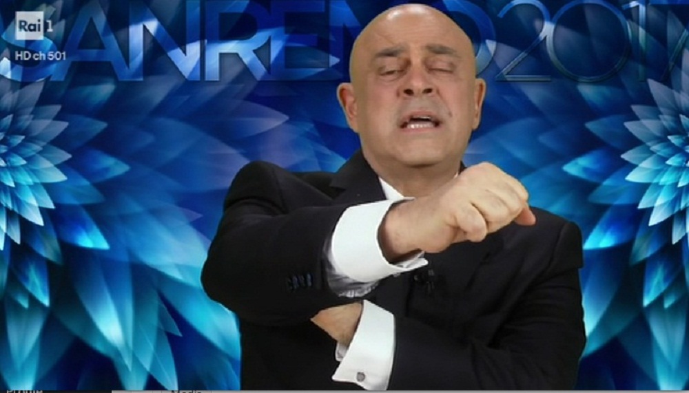 Sanremo, polemica Crozza-Salvini: "Darei suo stipendio ai terremotati", "Non fai ridere"