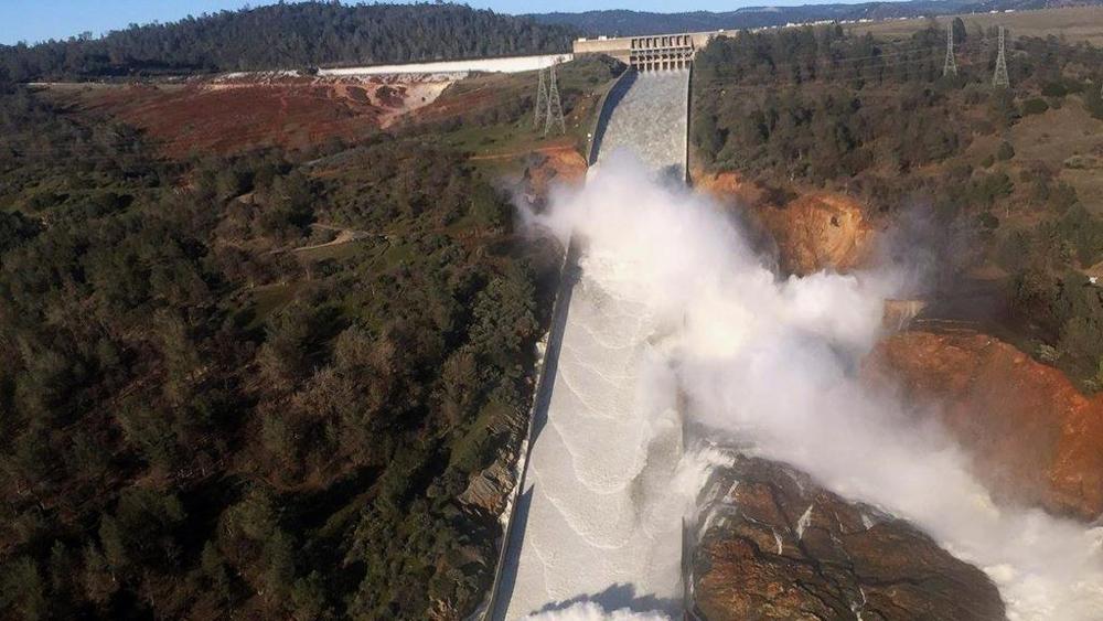 YOUTUBE California, diga di Oroville: rischio esondazione. Sgomberate 130mila persone