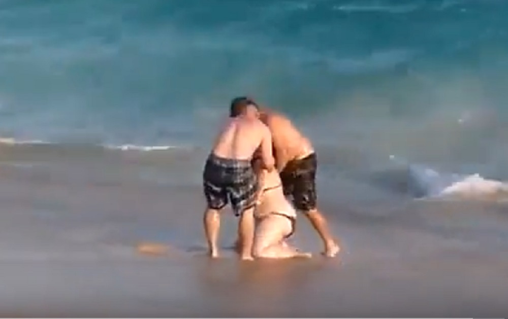 Prova ad uscire dall'acqua e... viene travolta dall'onda