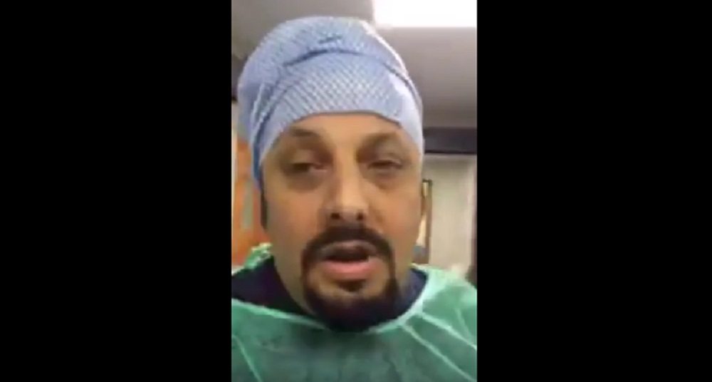 YOUTUBE Enrico Brignano papà, il VIDEO dall'ospedale