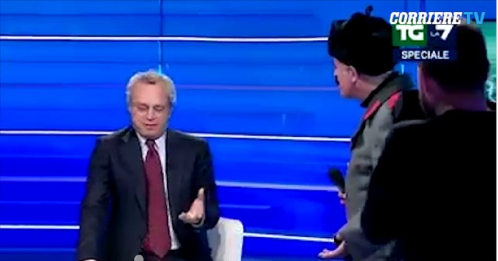 Enrico Lucci irrompe alla maratona del TgLa7. Mentana: "Invasione russa" VIDEO