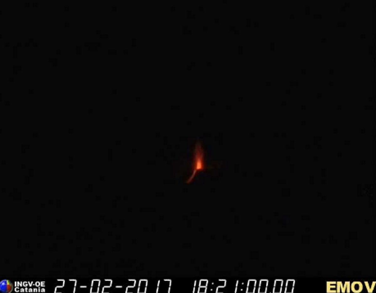 Etna erutta ancora: lava ed esplosioni dal cratere sud-est FOTO