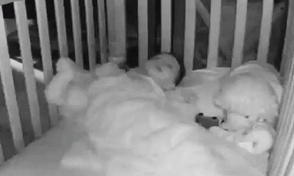 Sente rumori dalla culla del figlio...il neonato sta cantando coro dell'hockey3