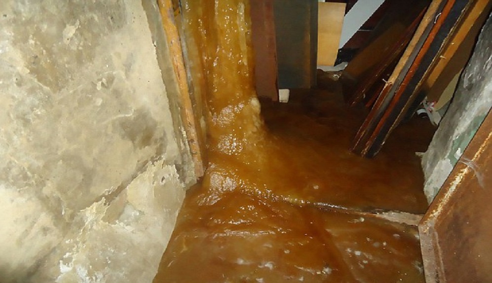 Tubo di scarico rotto colata di feci e urina congelata nel palazzo russo77