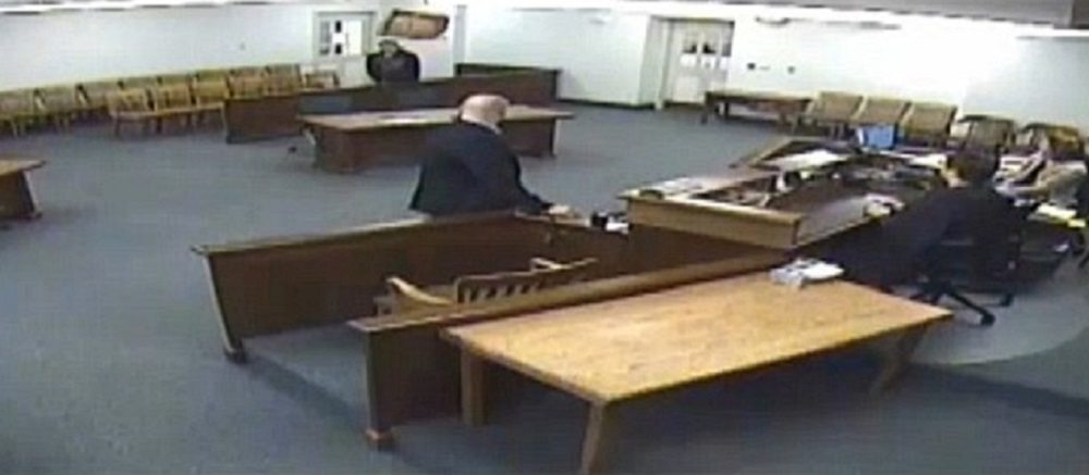 Condannato ad un anno: prende sedie e le lancia contro giudici66