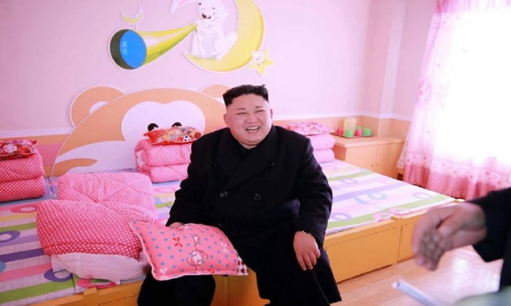Kim Jong-un visita orfanatrofio FOTO tra i cuscini rosa delle stanze66