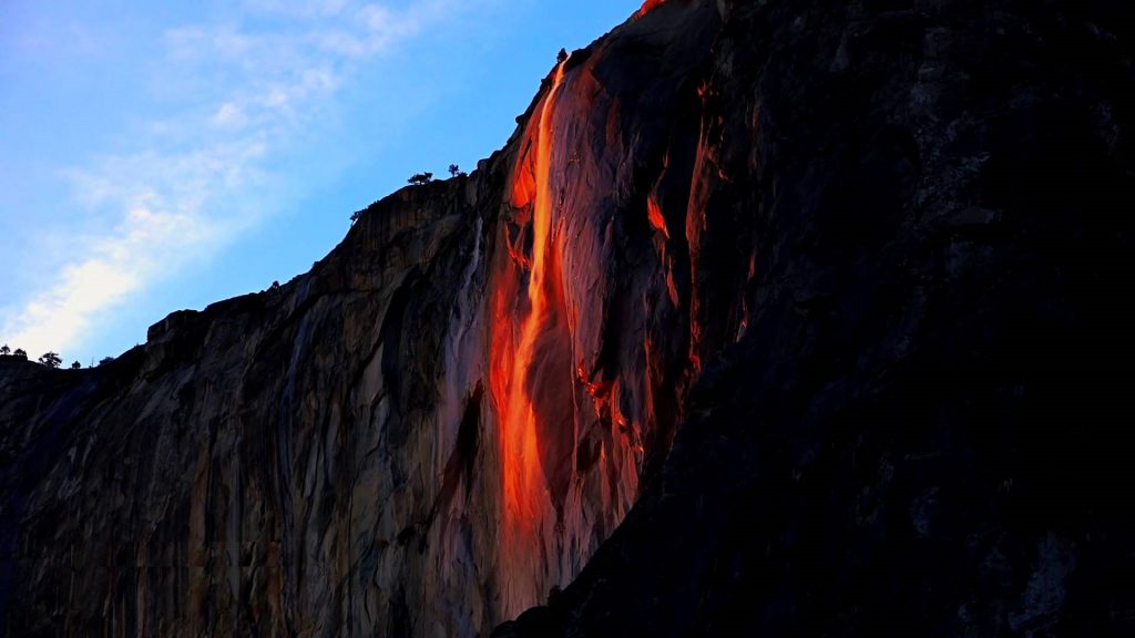 YOUTUBE Cascata si colora di rosso, lo spettacolo a Yosemite