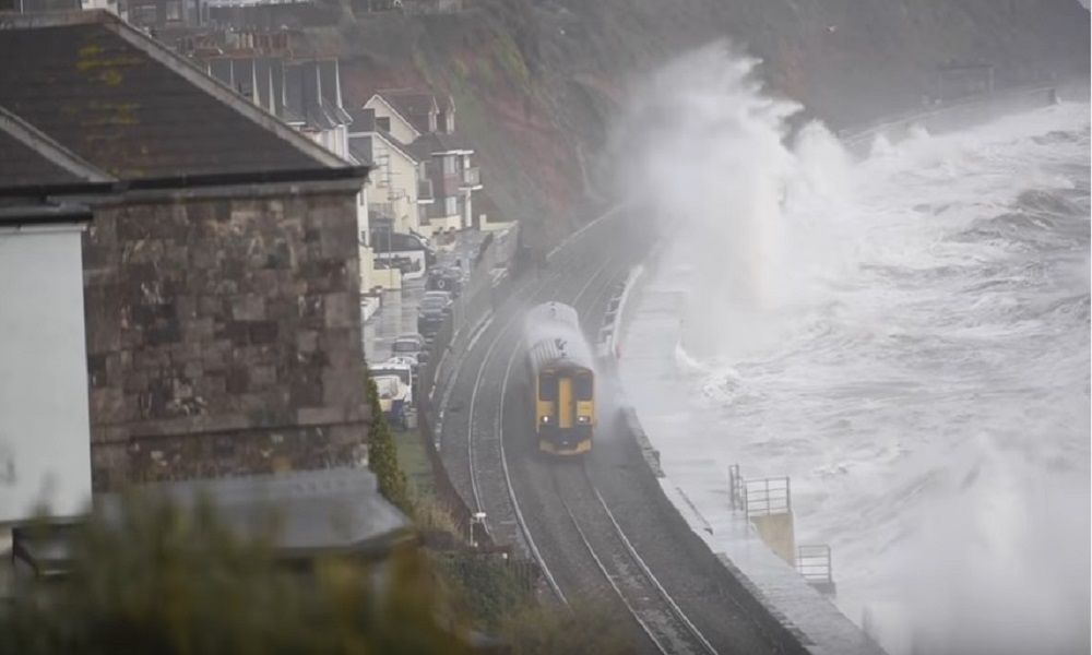 Treno sommerso dall'acqua: onde giganti sulla ferrovia