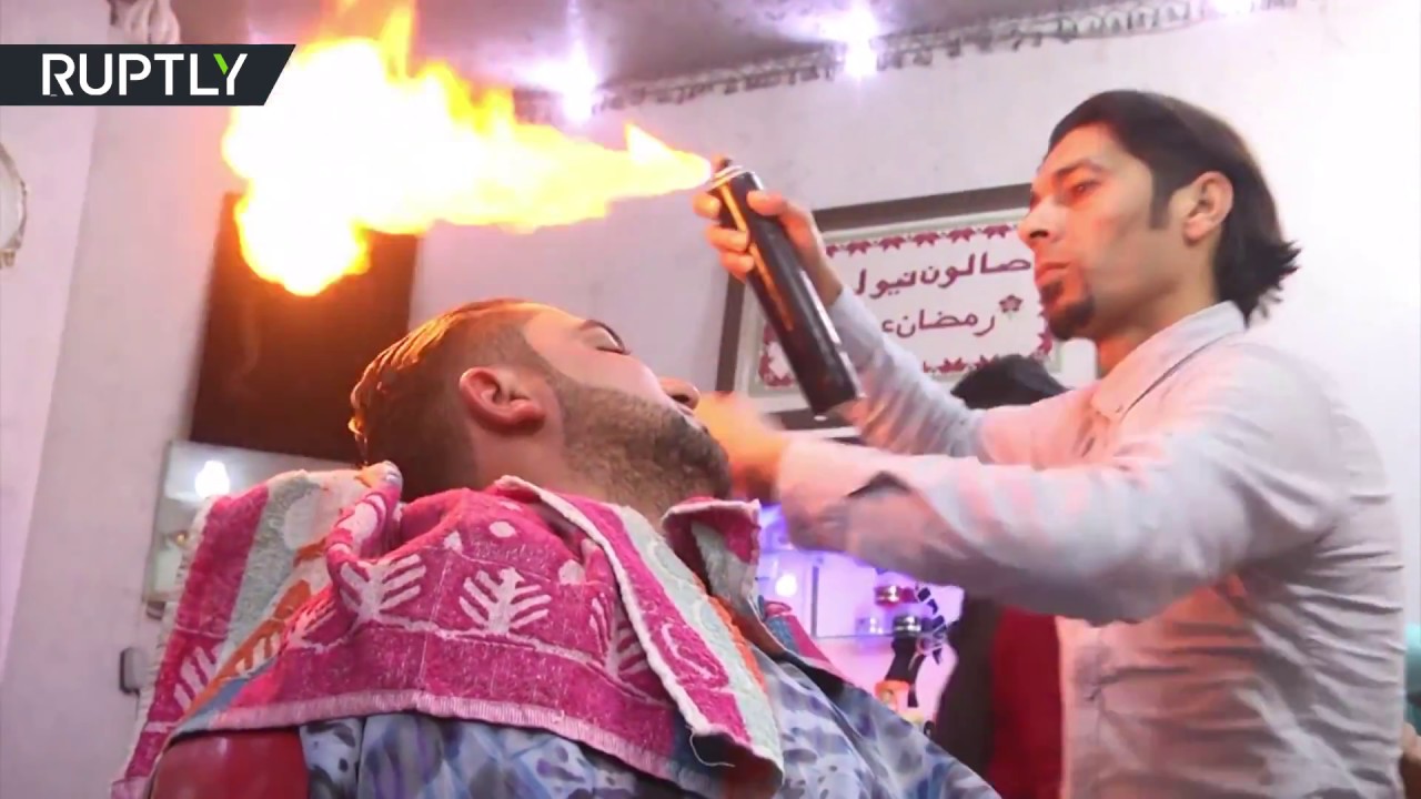 YOUTUBE Barbiere usa il fuoco invece del Phon per lisciare i capelli