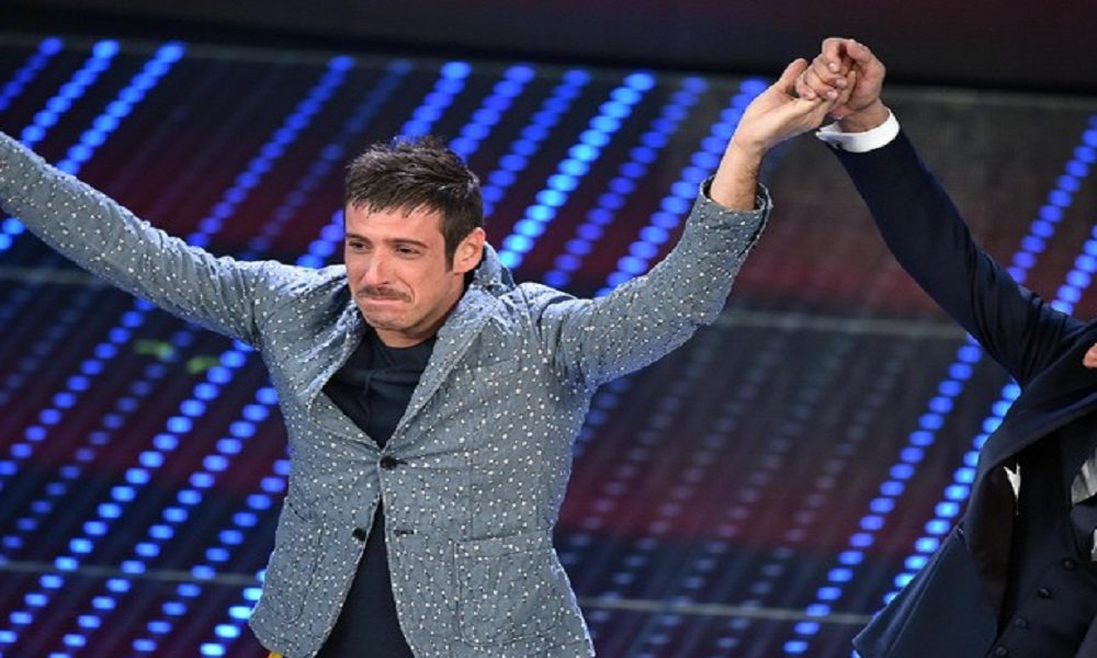 Sanremo, Carlo Conti annuncia la vittoria di Francesco Gabbani. E lui si commuove VIDEO