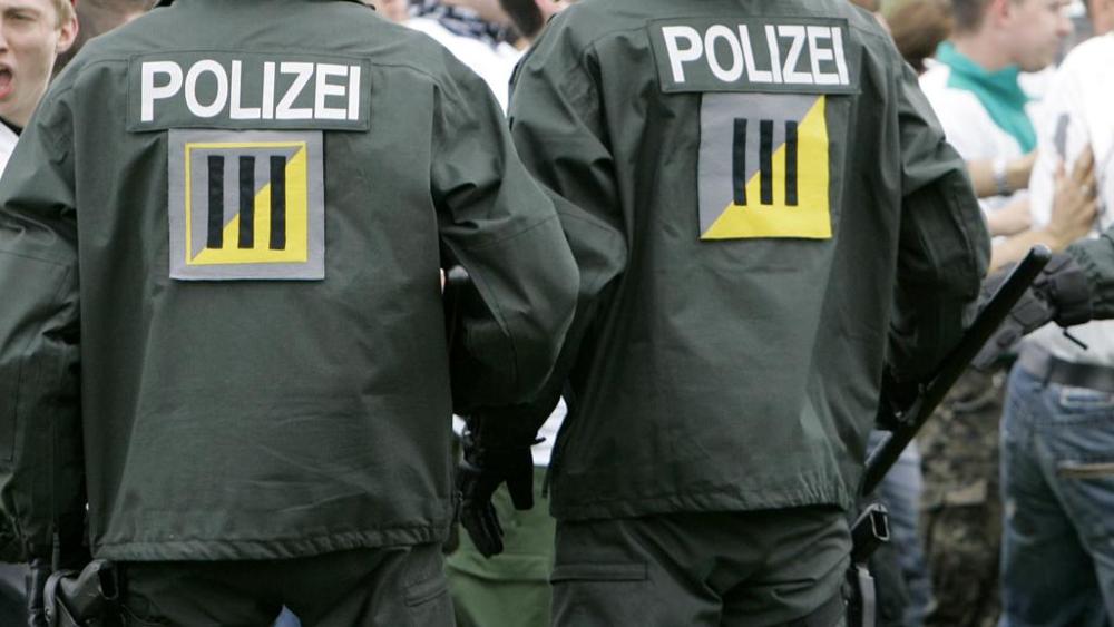 Germania, auto contro la folla: tre feriti