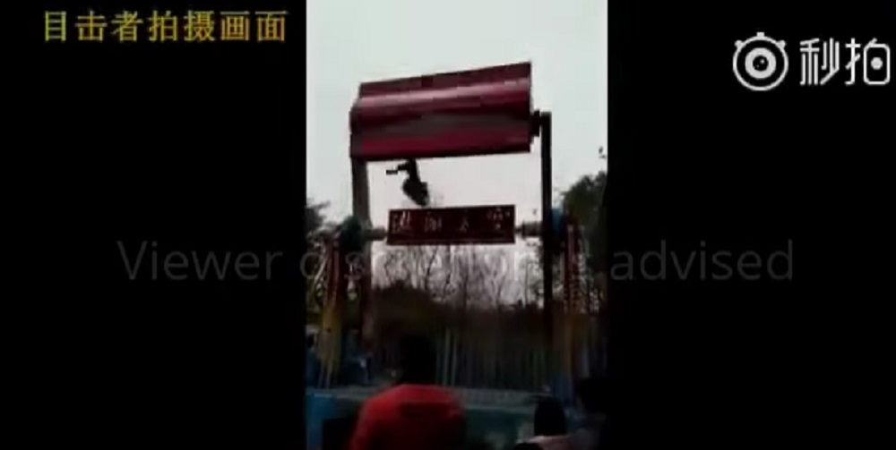 YOUTUBE Cina, ragazza sbalzata dalla giostra sbatte per terra e...
