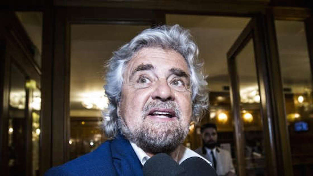 Beppe Grillo sui transgender: "Sono donne col belino o uomini che parlano troppo" VIDEO