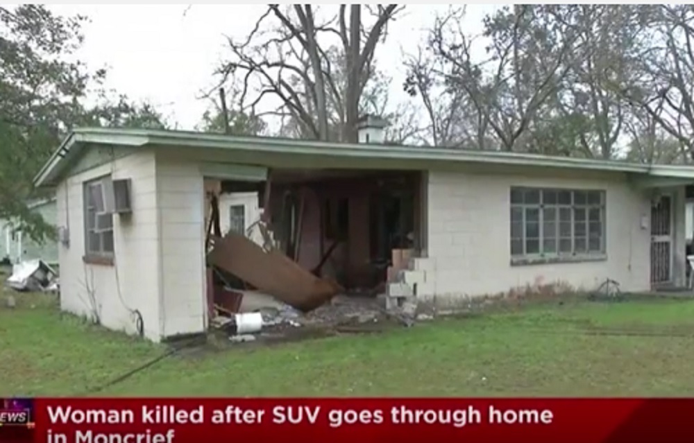 Guarda tv in salotto, le rubano il Suv ma entrano in casa e la uccidono