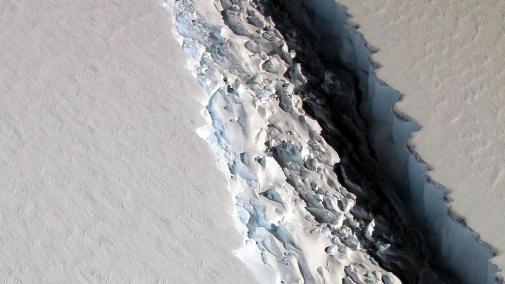 Mega iceberg si stacca dall'Antartide: largo come la Liguria, frattura si allarga