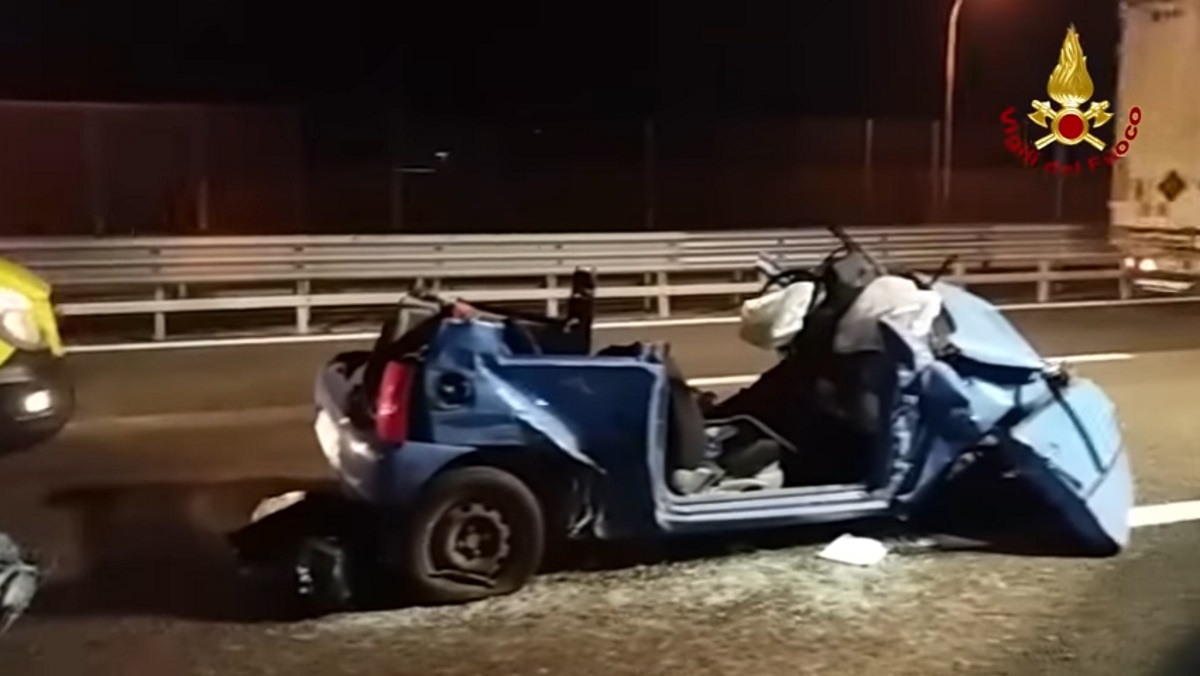 YOUTUBE Sbaglia svincolo in A4, auto travolta da bus: morti padre e figlio