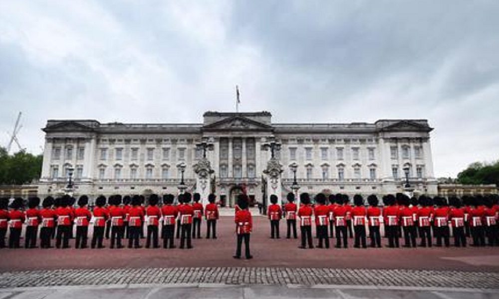 Inghilterra, il conduttore televisivo confessa: "A Buckingham Palace..."