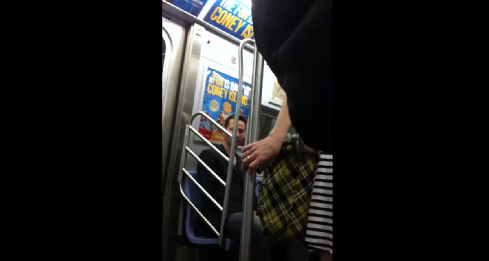 YOUTUBE Keanu Reeves cede il posto a una donna nella metro