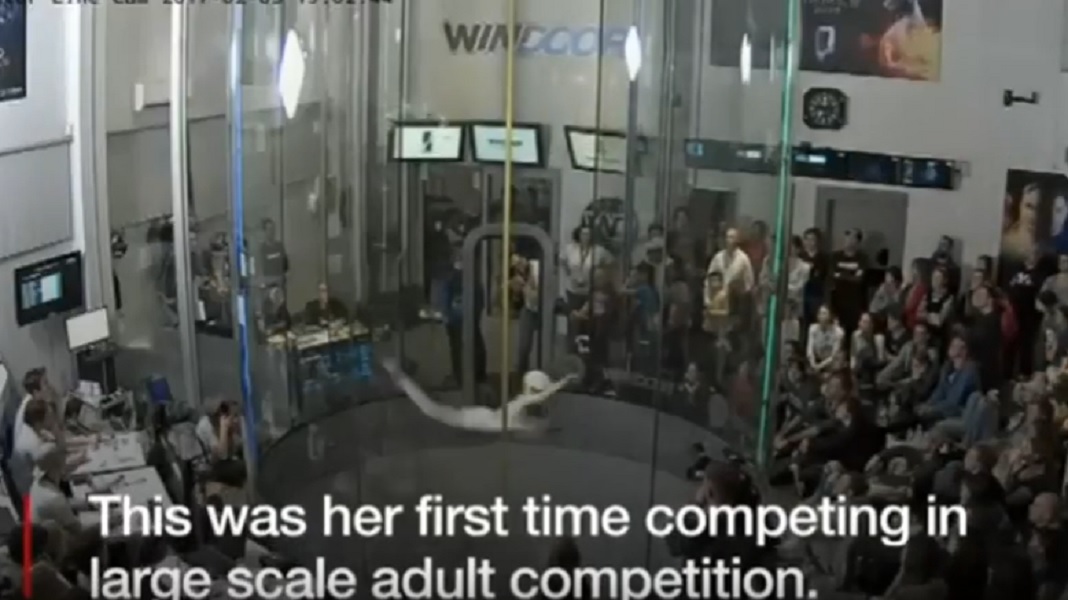 Giovanissima è un fenomeno del paracadutismo acrobatico