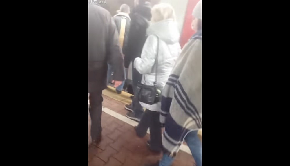 YOUTUBE Borseggiatrice ripresa mentre prova a rubare alla stazione