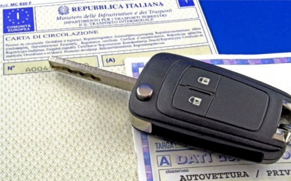 Auto, addio al libretto di circolazione: arriva il foglio unico. E 39 euro di risparmio
