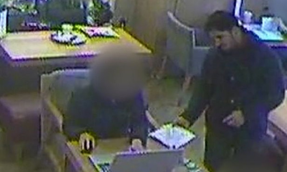 Poggia cartina sul tavolo e ruba telefono cellulare 5