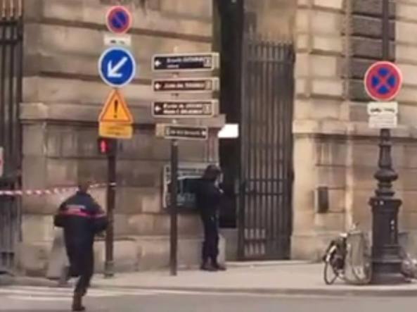 YOUTUBE Parigi, soldato spara a uomo armato di machete al Louvre