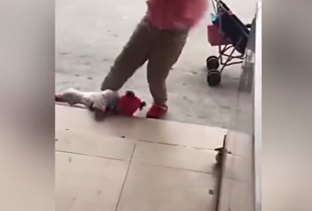 YOUTUBE La figlia non smette di piangere, madre la prende a calci: video choc