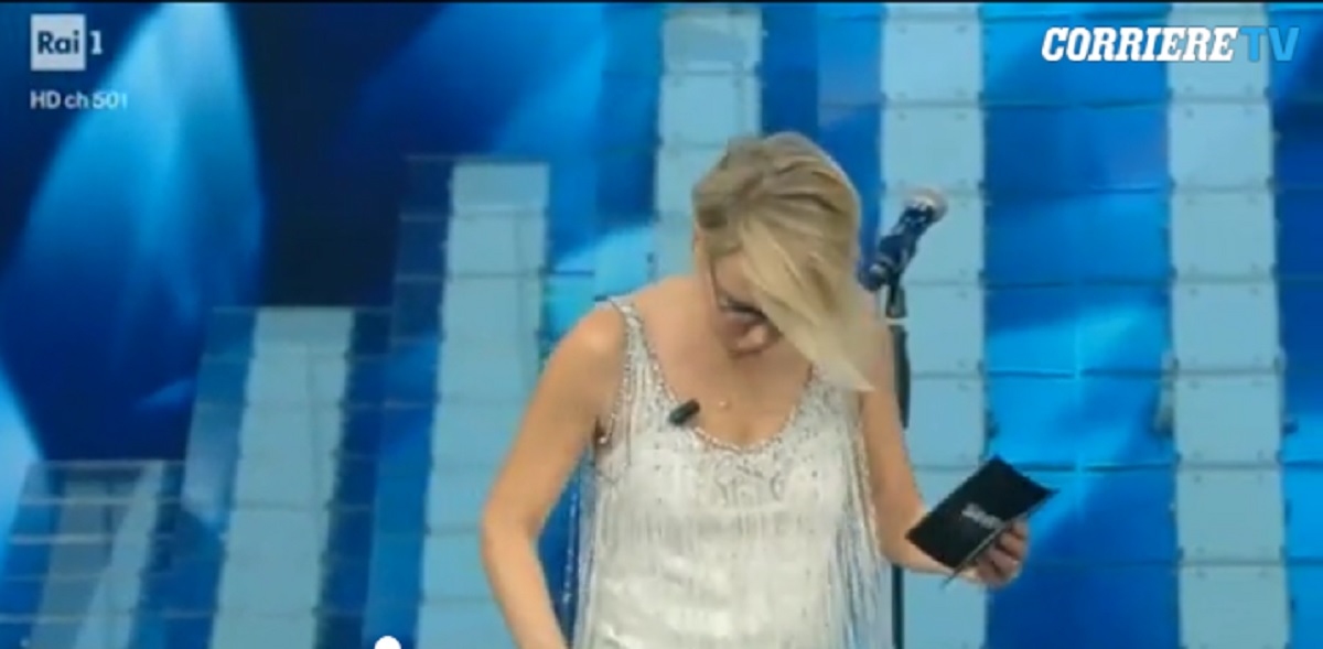 VIDEO Sanremo, Maria De Filippi inciampa sul palco dell'Ariston e...