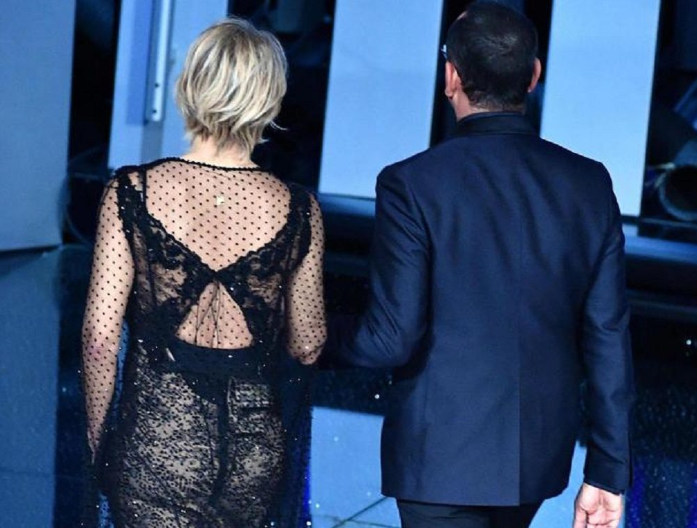 Maria De Filippi al Festival di Sanremo con abito trasparente. Si gira e...FOTO
