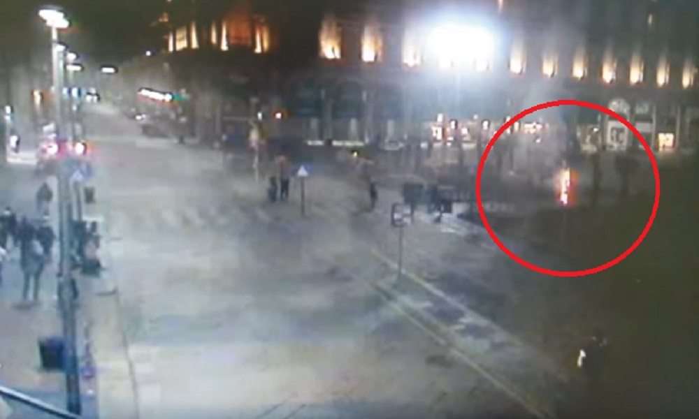 Milano, vandali filmati mentre bruciano palme in piazza Duomo