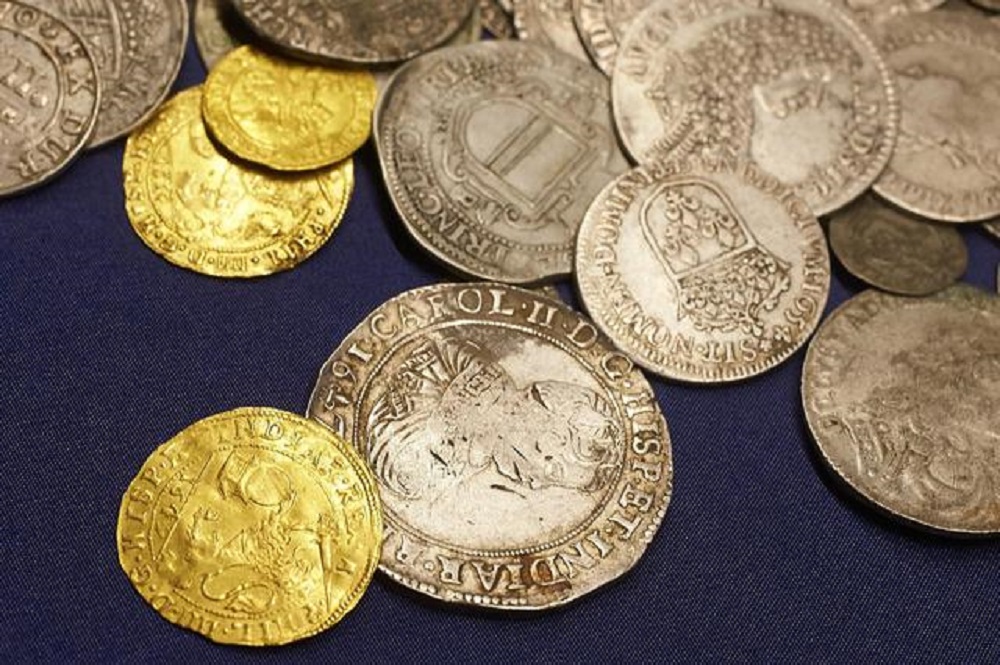 Guarda dietro al divano e...trova 30mila sterline in monete d'oro e lingotti