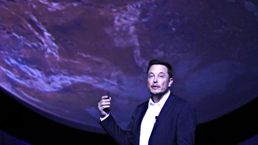 Space X, Elon Musk annuncia: "Nel 2018 i primi 2 turisti sulla Luna"