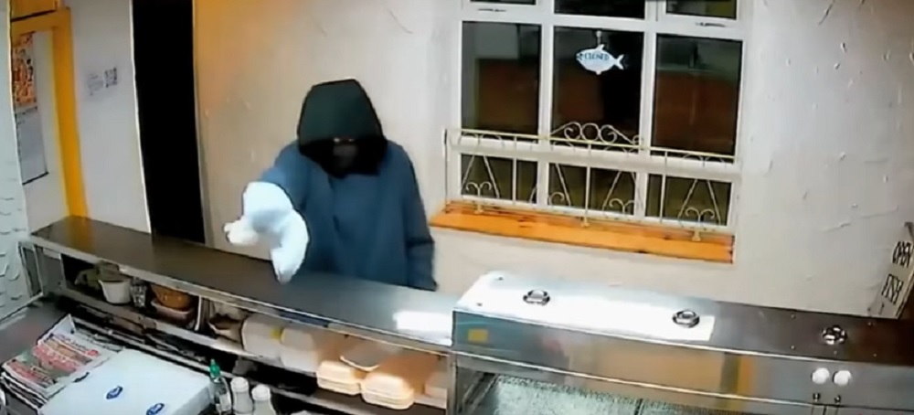 YOUTUBE Tenta di rapinare il negozio con una banana