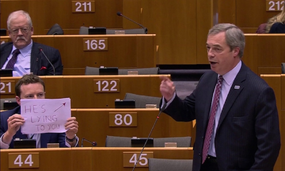 Parla Nigel Farage: deputato europeista protesta così