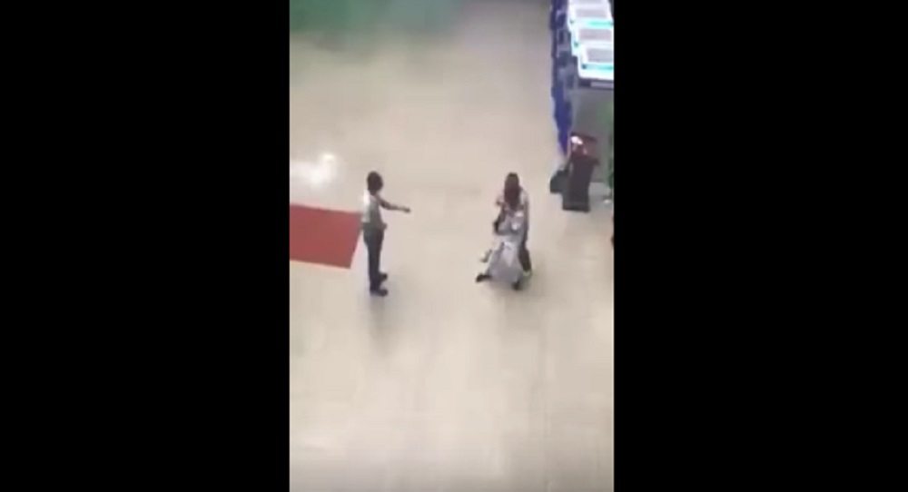 YOUTUBE Ostaggio in ospedale. Poliziotta travestita da infermiera interviene e...