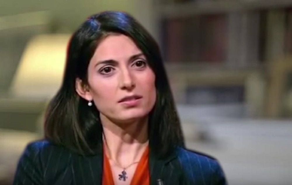 YOUTUBE Love Virginia, Actually: la parodia con la Raggi e Di Battista
