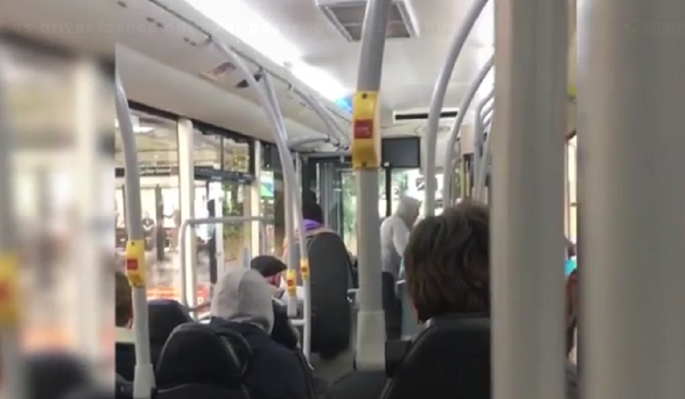 YOUTUBE Passeggero sputa a conducente sul bus. Ma lui reagisce così