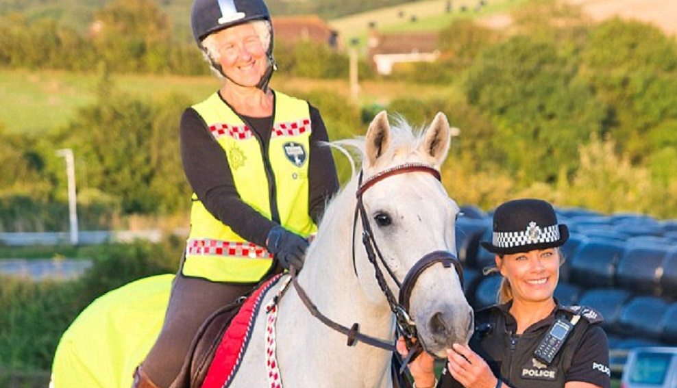 Poliziotto invia foto a luci rosse al capo donna: "Ti somiglia". Licenziato in tronco