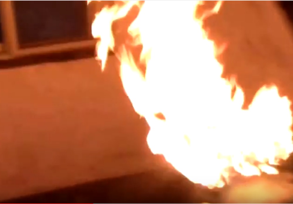 Pompiere eroe porta fuori dal palazzo bombola del gas in fiamme
