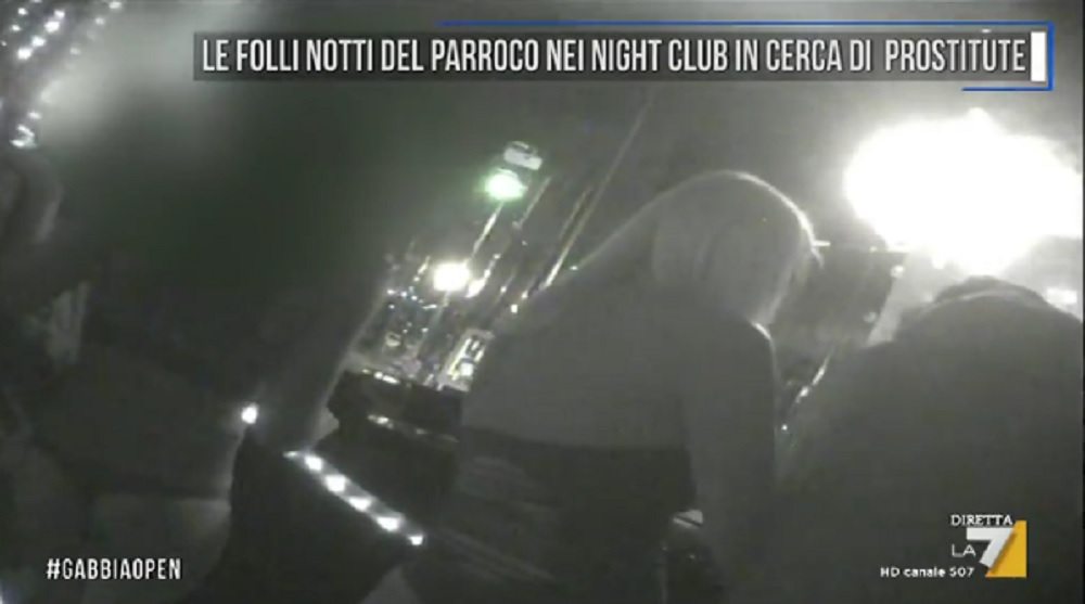 Prete nel night club: "Faccio peccato? Poi mi confesso" VIDEO