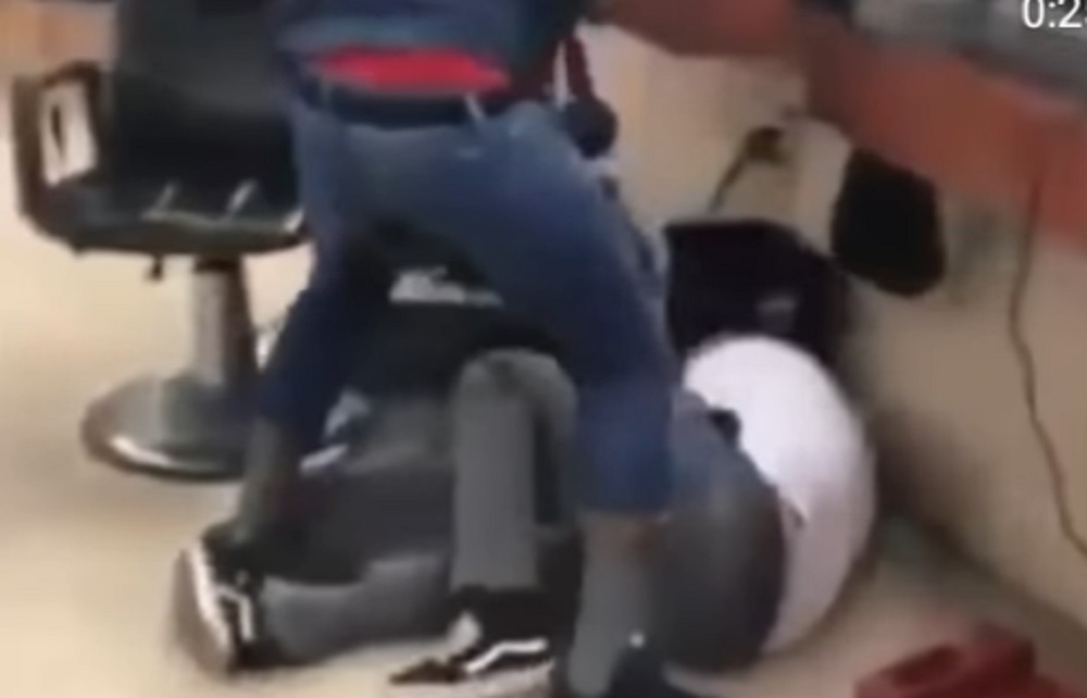 Pugile gay pesta omofobo in un negozio