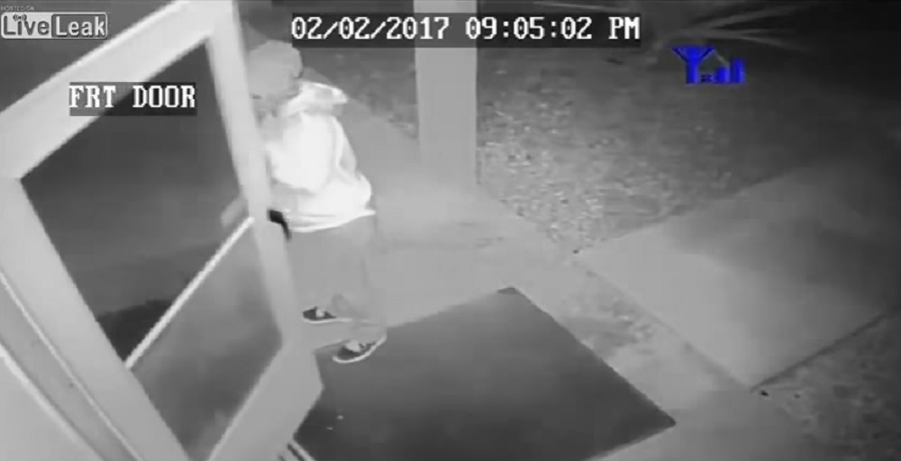 YOUTUBE Ladri in azione: come tentano di entrare in casa