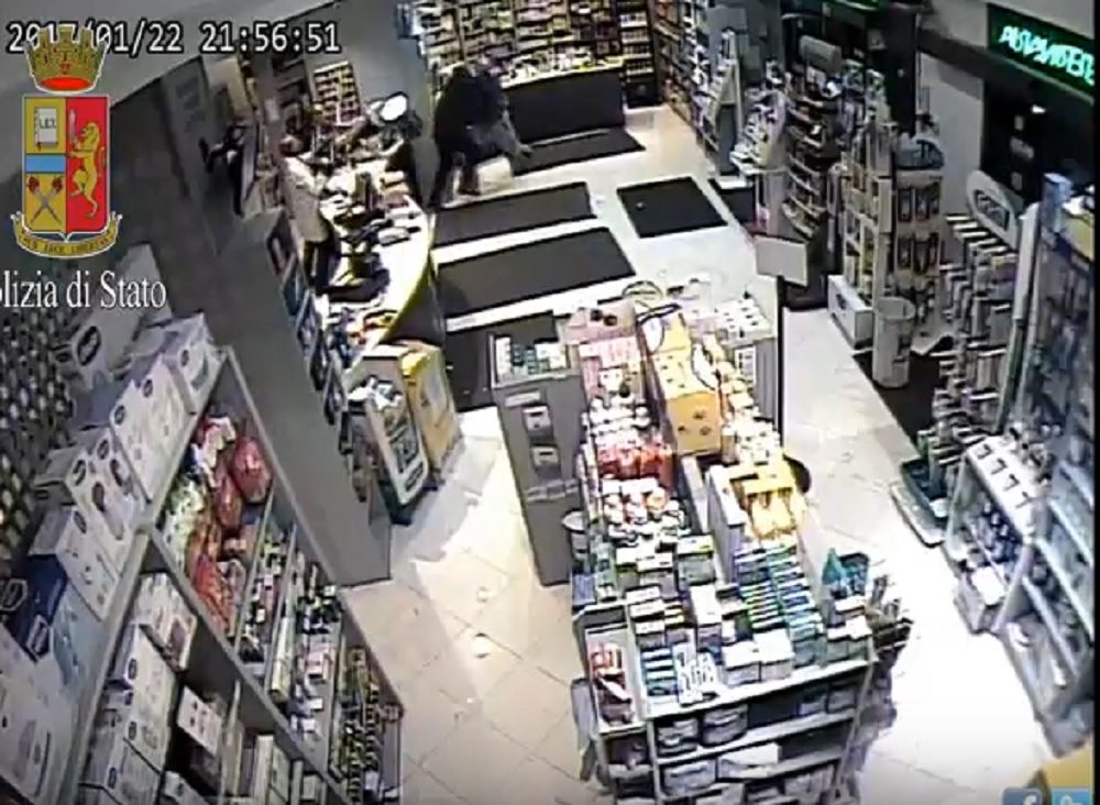 Cliente affronta rapinatore in farmacia e lo mette in fuga