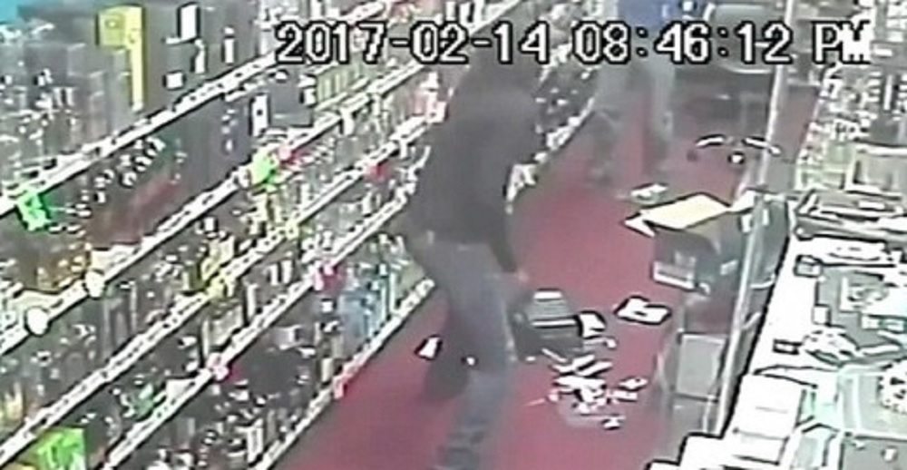 YOUTUBE Rapina finisce in tragedia: commesso risponde al fuoco e uccide il ladro