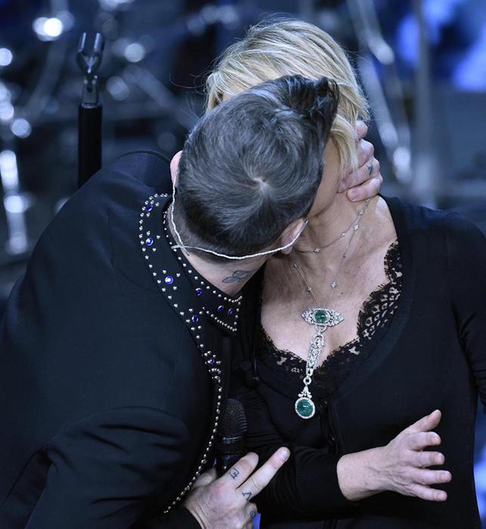 Sanremo, Robbie Williams bacia Maria De Filippi FOTO