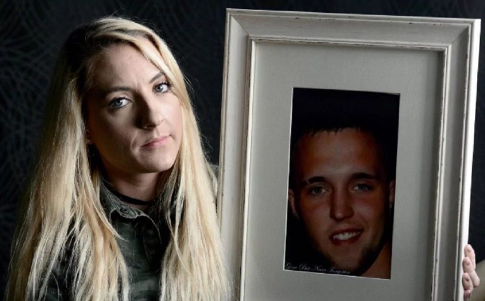 Lui russa troppo forte, lei lo butta giù dal letto e scopre che...02