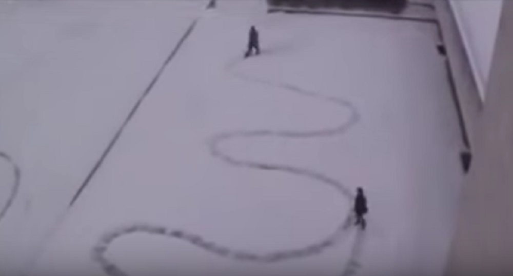 YOUTUBE Scherzo sulla neve: candid camera costringe persone a...