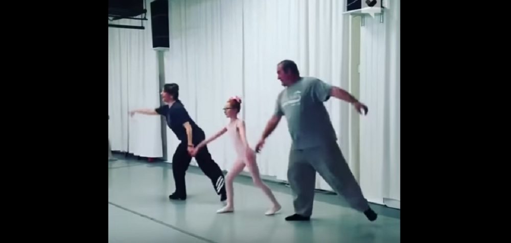 YOUTUBE Papà ballano, in tutù, con le figlie sulle notte dello Schiaccianoci