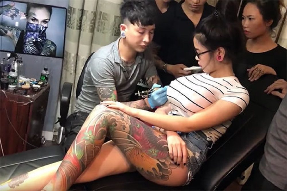 YOUTUBE Il seno le esplode durante un tatuaggio: ma era uno scherzo